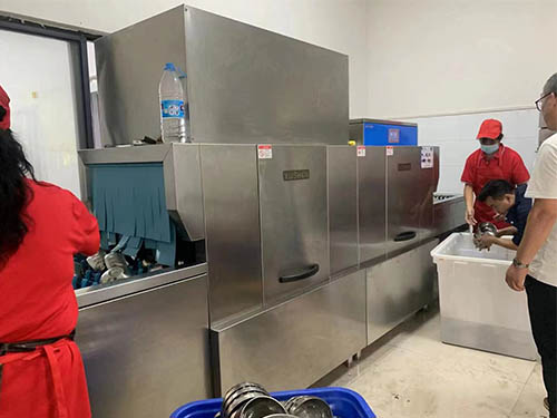 周口飯店洗碗機-長龍式洗碗機安裝現場